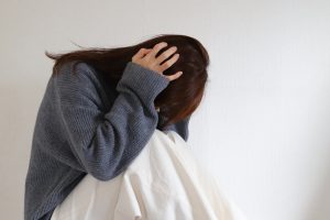 頭痛に悩む女性