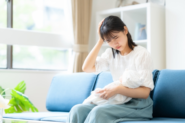 育児で肩こりに悩む女性