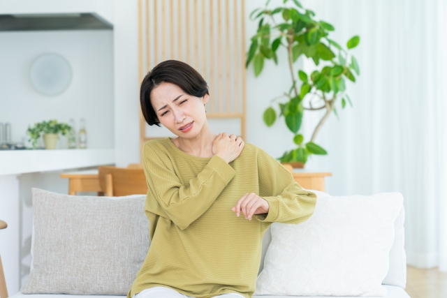 肩が上がらない女性