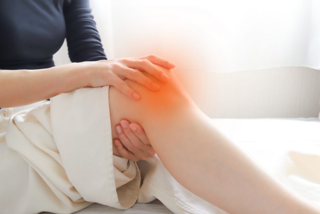 膝の痛みに悩む産後の女性