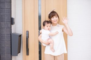 赤ちゃんを片手で抱っこする女性